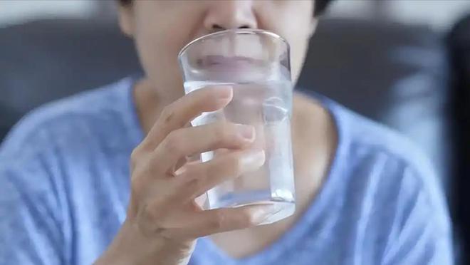 没忍住,把17 ProMac折价换了18proMax,用了一天,手先扛不住了