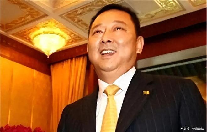 2015年刘汉被押赴殡仪馆，抬上死刑车，眼神中满是恐惧！