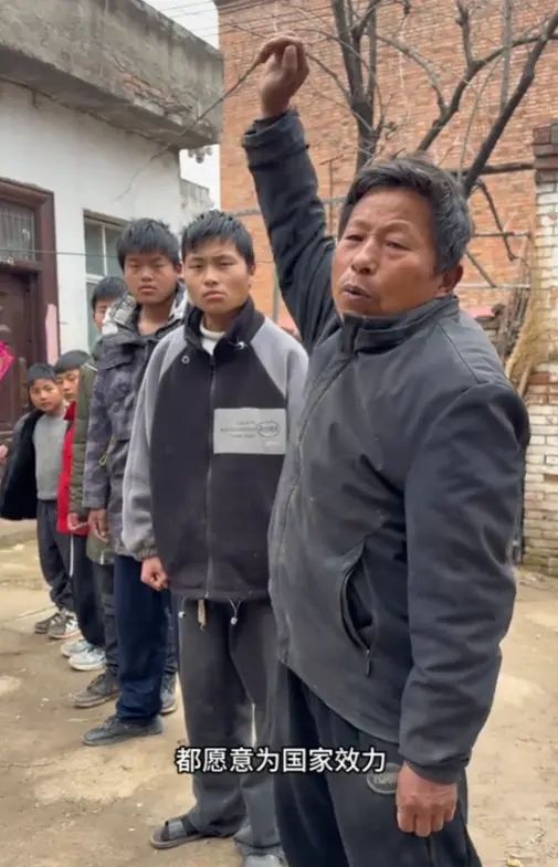 “生了5个送外卖的料子！”农村父亲晒5娃，真实评价毫不留情面