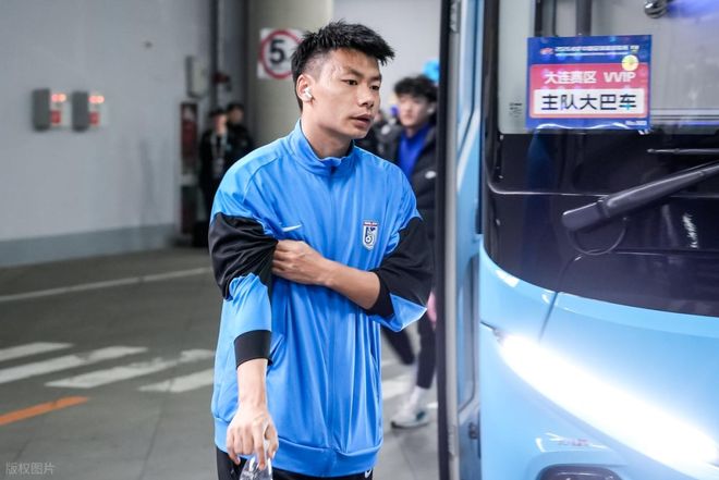 父子差距869天,两个足球少年各走各路C罗的儿子和梅西的儿子,最近又被人拉到一块儿比较了